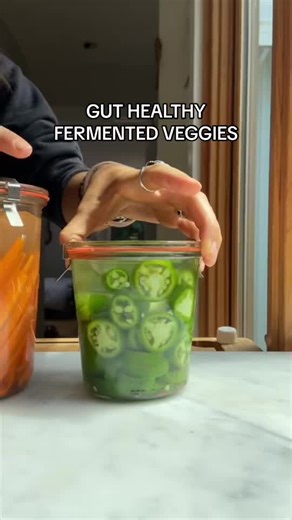 your easy guide to fermenting any veggie 👇👇 ❤️ follow @revolveprimalhealth if you want to learn all types of ferments!! 👉lacto-fermenting veggies is one of my favs bc once you master a simple equation you can ferment almost anything.. 👇ill walk you step by step though the process so you can save this video to come back to 👍🏻but first, some of the benefits of fermenting veggies: - extend the shelf life of veggies (these can last in your fridge for a year rather than a few days) - preserve a
