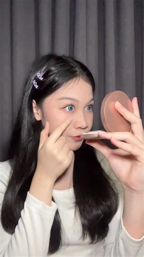 Khairunnisa Eka Mulya | Lyaa on Instagram: "PIXY Fixed Matte Powder Foundation tuh ringan banget tapi nge-blur pori-pori nya sekencang itu!! Matte-nya tahan lama, hasilnya fresh & cute all day❤️✨ #PixyCommunity #PixyCommunityxGirlsssup @pixycosmetics @girlsssupp_ @clasf.management"