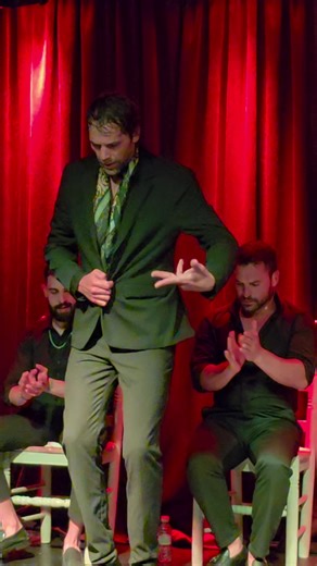 🇪🇸 Cuando la soleá por bulerías entra así… se para todo 🔥 Norman Contreras sobre el escenario, marcando el compás con esa forma suya de decir el baile, sin prisa pero sin pausa. 💃 Momentos que forman parte de lo que pasa cada noche en nuestro espectáculo flamenco. Flamenco en Alicante que se vive de cerca ✨ Reserva tu mesa desde el link en la bio 🎟️ 🇬🇧 When soleá por bulerías comes in like this… everything stops 🔥 Norman Contreras on stage, holding the rhythm with his own way of expressi