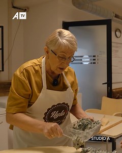 "Duhet mu mësu edhe të rejat, na dikur s'jemi" - Gjyshja e mëson Dionën me përgadit pite #ATV #StudioA | ATV LIVE