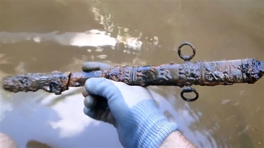 It's a sword! - The find that made everyone freeze