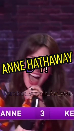 Anne Hathaway cantando las notas altas en 'Since You've Been Gone'