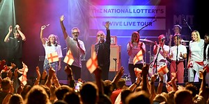 David Baddiel performs special gig with Lightning Seeds ahead of Euro final