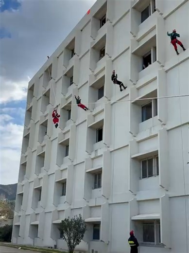 Άγιοι Βασίληδες και Ξωτικά μοίρασαν δώρα στο Πανεπιστημιακό νοσοκομείου του Ρίου! #ioniantv #αγιος #βασιλης #δωρα #χριστουγεννα #ριο