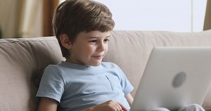 Curious Preschool Kid Boy Using Laptop: vídeo stock (100% livre de direitos) 1044003391 | Shutterstock