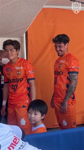 🧡選手入場前――#本多勇喜 選手に注目👀✨緊張するエスコートキッズにやさしい笑顔で声をかける姿☺️👏| 清水エスパルス公式