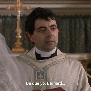 ¿Te casarías si tu cura fuera Mr. Bean? 📺: 'Cuatro bodas y un funeral' | Amazon Prime Video