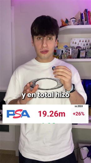 PSA vs CGC en 2025: cuántas cartas se han gradeado realmente En este vídeo hablo sobre la diferencia en el número de cartas gradeadas durante todo 2025 entre PSA y CGC. Analizo cómo CGC ha experimentado una ligera subida en volumen, mientras que PSA no ha crecido tanto como en años anteriores, y lo que esto puede indicar sobre el estado actual del gradeo en Pokémon TCG. Es un vídeo puramente informativo, centrado en datos y tendencias, para entender mejor cómo se está moviendo el mercado del gra