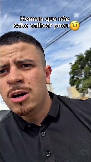 Homem que não sabe calibrar pneu