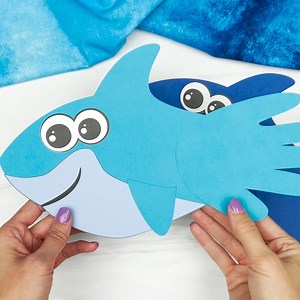 🦈 Shark Handprint Craft ✂️ Get the template @simpleeverydaymom .com | Simple Everyday Mom