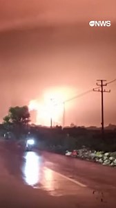 8.8K views · 58 reactions |  Klik op de beelden om de video te vergroten  Bij een ontploffing in een olieraffinaderij op het Indonesische eiland Java zijn zeker 20 mensen gewond geraakt. Er is ook een grote brand uitgebroken. | VRT NWS | Facebook