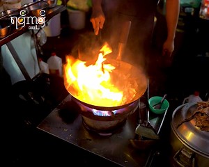 75K views · 2.4K reactions | (၁၅)နှစ်ကြာ သက်တမ်းရှိတဲ့ စဥ်းအိုးတန်းလမ်းထိပ်က ရွှေညာမှာ ထမင်းကြော်နဲ့ချိုချဉ်ကြော် အဝကြိတ်ခဲ့တယ် 襤襤 #yangon_guide #food_vlog #street_food #yangon #yangon_guide_food_and_travel #street_food_in_yangon #myanmar_food_vlog #best_food_in_myanmar #fried_rice | Yangon Guide | Facebook