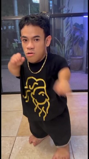 Baby Giant Kung Fu Dancing | Red Shirt Kung Fu Guy in Street