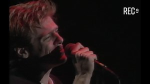 #UnDíaComoHoy en 1990, el cantante y compositor canadiense Bryan Adams se presentó en el Estadio Nacional de Chile 😎🎸 Hoy recordamos este gran momento gracias a #RockInChile, cuando Andrea Tessa nos contaba los pormenores tras bambalinas 😍 ¿Quienes asistieron al concierto? 🎶 | REC TV