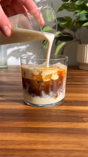 5.9K views · 797 reactions | Honey Cream Latte 癩 Recipe  Recipe: - add ice to your cup - brew a fresh espresso - add 120-150 ml/ 4-5 oz of your milk of choice to your ice - pour the espresso on top - make your honey cream top: * 90 ml/ 3 oz heavy cream/ oat cream * 30 ml/ 1 oz of honey * 2 oz/ 60 ml milk of choice - froth for 1-2 min That’s it. Enjoy!  #icedlatte #icedcoffee #honeycoffee #coffeerecipe | Yourcoffeedude | Facebook