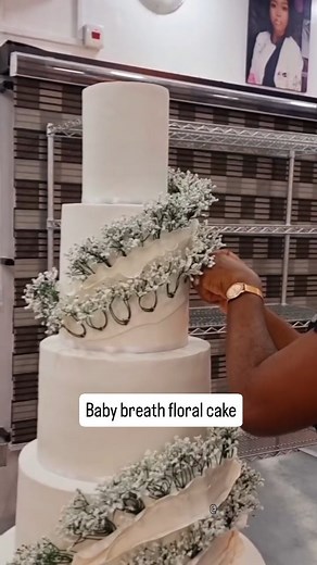 Watch this wedding cake decorating tutorial with baby breath flowers. You'll need floral wire to hold the flowers in place. 📽@ronniexcakes #learncakes #cakedecoratingvideos #weddingcakeideas #weddingcakeinspirations #bakersinnigeria #worldbakers #cakeartistinnigeria #bakersinafrica | Learn Cakes and Baking