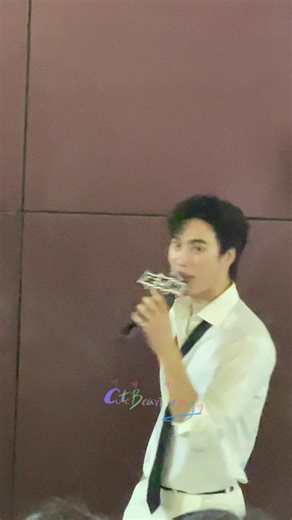 แวะเติมเจ้าเด็กซักหน่อย มาทันแค่รวมพล แต่คุณเจมิไนน์ AKA น้องเมสุดหล่อก็น่ารักสุดๆ ติดเมาท์มาก ตอนท้ายฝากผลงานอันมากมายที่กำลังจะตามมา รวมถึงเพลงใหม่ และไม่ลืมชวนไปดูโพก้าแฟมมีตพรุ่งนี้ด้วย น่ารักทิสุด~ GEMINI IN GLYCOLIC UNIVERSE #LOrealGlycolicXGemini #Gemini_NT #เจมีไนน์