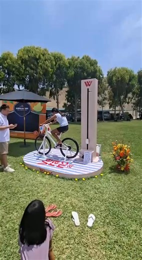 ALQUILER JUEGO PRUEBA TU RESISTENCIA Estructura de madera Revestido en MDF de 9mm Sistema de pull regulado de pedaleo Brandeado según diseño del cliente Personalización piso y torre Bicicleta en color Negro o blanco #anfitrionas #activacionesBTL #juegosbtl #merchandising #publicidad #batucada #sampling #empresasperu #uniformes #anfitrionasperu #juegobicicleta #pruebaturesistencia | Anfitrionas A1 Perú