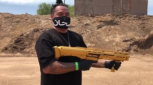 ゲームから飛び出してきたような金色のDP12ショットガン