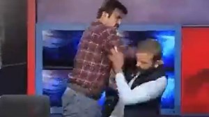 Watch Viral Video: पाकिस्तान में लाइव टीवी शो में नेताओं ने एक-दूसरे पर बरसाए थप्पड़