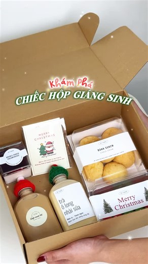 Dy Cake 🎂 on Instagram: "Khám phá ngay chiếc hộp giáng sinh 🎁✨ Mua ngay set bánh xink iu này để được tặng những chiếc mũ len đáng iu cho box có các loại nước đóng chai hen 👏🏻 SỐ LƯỢNG CÓ HẠN Ạ 🥰❤️‍🔥🫶🏻 #dycake #nccdanang #cake #fyp #noel #merrychristmas"
