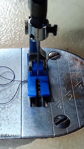 adjusting the sewing machine foot position #sewing #sewingtips #sewingtricks | Enno Jahit