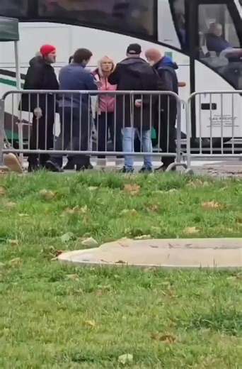 Жена је пролупала, није ни чудо што су је студенти одјебали. А ускоро ће и онај ветеран пошто је већ умакао. | Dolly Bell