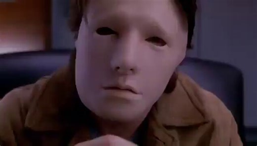 Esta podría ser la película más oscura de Tom Cruise.En Vanilla Sky, un accidente automovilístico lo deja desfigurado y su mundo se derrumba cuando la gente deja de tratarlo de la misma manera.