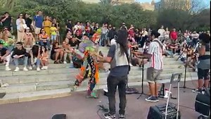 1.3M views · 53K reactions | Ayer con la Banda El León - Musico y cantante. En Barcelona, bailando y compartiendo con estos grandes amigos de la calle, después del show. Gracias @Elleonysussecuaces por compartir el espacio. Nos vemos pronto. El video del espectáculo ya saben donde encontrarlo | Karcocha Street Art | Facebook