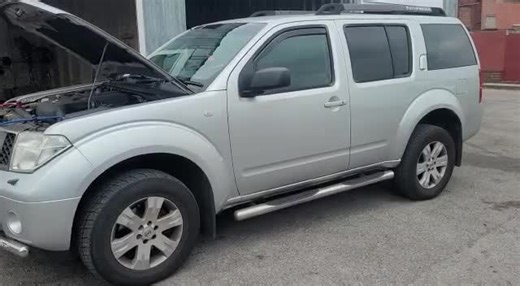 Nissan Pathfinder in today for an air-con regas....