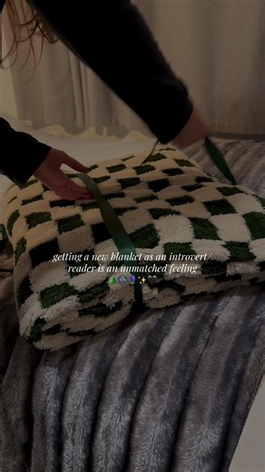 so obsessed!! just need to change the curtain now✨ #books #booktok #bookrecommendations #november #cosy