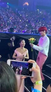 #SOLAR Como parte de la presentación Daehwi integrante de AB6IX le da flores a Solar. Sin embargo después de que bajaran del escenario Solar le regresa las flores y le pide que se las regale a sus fans. Solar mood: Eso es lo que un caballero haría.jpg 🤠 | El Rábano De Mamamoo