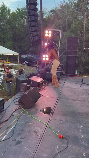 Celebrando a Alejandra Rojas: Estilo y Talento