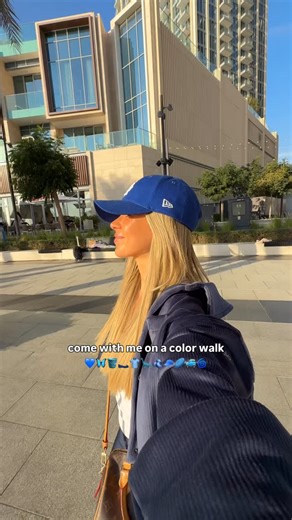 Fabia Bengs on Instagram: "Color Walk – ein bewusster Spaziergang mit Fokus auf eine Farbe. Heute habe ich mich komplett auf Blau konzentriert 💙 Beim Color Walk geht es darum, während des gesamten Spaziergangs gezielt nach einer bestimmten Farbe zu schauen. Nicht nebenbei, nicht abgelenkt – sondern bewusst. So nimmt man Details wahr, die im Alltag oft untergehen, und kommt automatisch mehr im Moment an. Die Farbe Blau steht für Klarheit, Vertrauen und Entspannung. Sie wirkt beruhigend, ausgleic