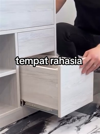 Lemari biasa itu standar… tapi lemari dengan laci rahasia? Itu baru LEVEL NEXT! 🔐✨ Simpen barang berharga tanpa ketahuan siapa pun—aman, rapi, dan tetap estetik.” Kenapa harus punya laci rahasia? 🔒 Anti terlihat & anti diakses orang lain ✨ Desain tetap minimalis tanpa mencolok 🛠️ Dibuat presisi, halus, dan kuat 📦 Cocok untuk menyimpan dokumen, perhiasan, gadget, atau barang pribadi lainnya “Bikin kamar makin rapi, tapi privasi tetap nomor satu. Laci rahasia—fitur kecil, manfaat BESAR. 💫 Fre
