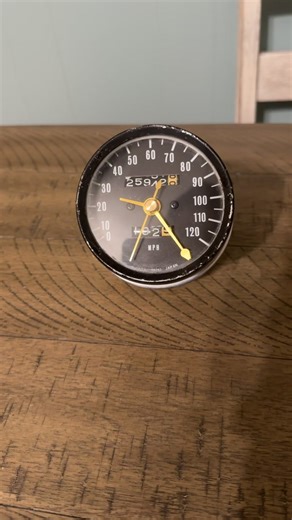 Gauge cluster from a 1974 Kawasaki KZ400 turned into a functional desk clock. Might make a few more of these? #vintage #recycleart