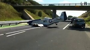 Un avion sur l'autoroute A89