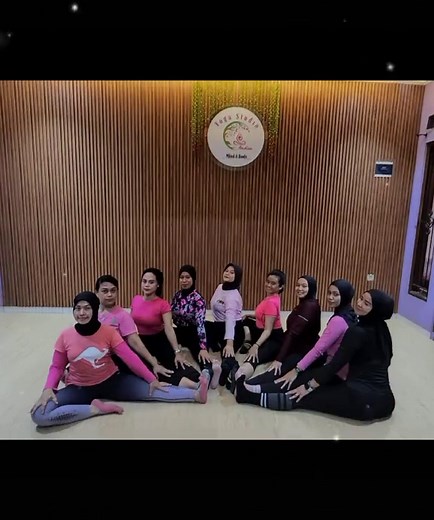 yoga pose group🙏⚘