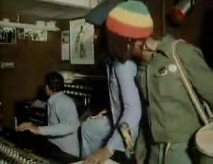 Gladiators - Jah works live Pedrada na mente, se louco!! Queima queima Babilônia! Original rootsman style #reggaemusic #reggaeclassic #reggae #omelhordacultura #roots #musica #music #chillin #rasta #resistence #4P #kushcrewco | O Melhor da Cultura