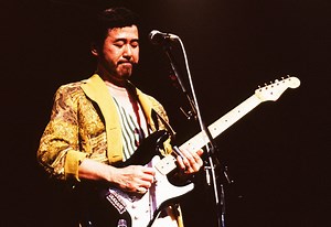 【好評発売中！】 『柳ジョージ LIVE at 東京厚生年金会館 1995.6.26 -完全版-』 1995年6月26日に東京厚生年金会館で開催された絶頂期の伝説ライブ『Live “CLASSICS”』のフル映像が発掘、BD/DVDで初の映像商品化！ BD版にはライブ音源を収めたCD2枚組も収録。 セットリストは、『雨に泣いてる』『酔って候』『さらばミシシッピー』などの代表曲はもちろん、『Heavy Rainからもう一度』『End Of Dream』といった当時の最新曲から『Stormy Monday』『Kansas City』などブルース・ナンバーのカバーまで網羅。 さらに珍しくレスポールを手にしてギターソロを弾く場面など、あらゆる柳ジョージを堪能し尽くせるライブとなっております。 柳ジョージを想い続ける、全ての方に見ていただきたい作品です。 ・収録曲 01. 雨に泣いてる 02. Sentimental Night 03. YOKOHAMA’66 04. フェンスの向こうのアメリカ 05. 青い瞳のステラ、1962年 夏・・・ 06. Heavy Rainからもう一度 07. Do