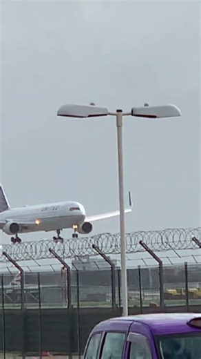 United Airlines Boeing 767-300 N655UA landing at London Heathrow from Chicago O’Hare #shorts #united