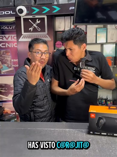 Cuando el jefe te enseña con cariño… cómo atender, pero a las malas 🤣🤣 #pcsolutionsucre #sucrebolivia🇧🇴 #humordetrabajo #jbl #atencionalcliente