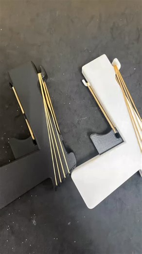 3Dプリンター鉄砲🔫】 趣味で作った3Dプリンター製の 輪ゴム鉄砲を持ってきてくれました✨ デザインもカッコよくて、 撃つとしっかり飛ぶんです😳 思わず童心に帰って大盛り上がり🎉 仕事の合間にいいリフレッシュ👍 技術部 たくと ～～～～～～～～～～～～ おおよそ週5回、更新予定。 《月》若手技術者の雑記帳 《火》横浜工場の日常 《水》人手不足を機械で解決！YouTube紹介 《木》感性に訴えるモノづくり 《金》技術部若手社員の奮闘記 ～～～～～～～～～～～～ #ナミックス #技術職 #製造業 #ものづくり #ものづくり企業 #ものづくりはかっこいい #日本のものづくり #楽しく働く #3Dプリンター #製造業の楽しみ #ものづくり好きと繋がりたい | 株式会社ナミックス