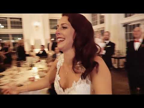 Sister surprises bride with flash mob at wedding