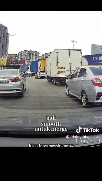 Saya sendiri turun ke lokasi semalam, waktu trafik jam, untuk tengok keadaan terkini di laluan yang pernah saya laporkan bulan lepas. Walaupun status aduan telah ditandakan sebagai selesai, situasi sebenar di lokasi masih belum menunjukkan perubahan yang jelas. Saya cuba pandu ikut satu lorong seperti yang sepatutnya, tapi kereta di belakang dah mula hon dan high beam sebab ramai yang dah terbiasa buat dua barisan atas jalan satu lorong. Bila sampai hujung, banyak kenderaan memaksa diri masuk ke