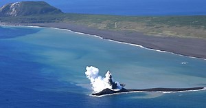 Au Japon, une nouvelle île apparaît après une impressionnante éruption