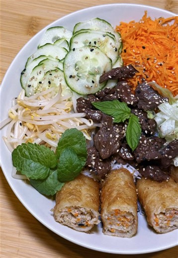 🤩 Découpe-Minute = pratique gain de temps découpe précise ✅ Facile à nettoyer : passe au lave-vaisselle et ne salit pas votre bol ✅ 6 types de découpes : rapides, régulières et précises ✅ Une cuisine plus saine, colorée et variée ✅ Adapté aux fruits & légumes, mais aussi aux fromages et à la charcuterie Ici pour un Bo Bun 😋 La suite arrive dans la prochaine vidéo ! 💬 Team découpe spirale, ça vous tente ? 👩🏻‍🍳 moi c’est Hasna, apprentie cheffe et conseillère Thermomix, contactez-moi pour en