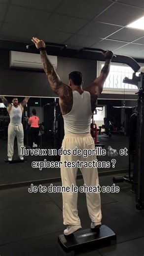 Ben Cent on Instagram: "Tu veux progresser aux tractions et avoir un dos de gorille ? 🦍 Si tu bloques depuis des mois, le problème n’est pas ta motivation. C’est ta méthode. 👉 Le système pyramidal est une arme sous-estimée. Pourquoi ? Parce qu’il te permet d’accumuler un gros volume de travail 👉 sans aller à l’échec à chaque série. Résultat : • plus de répétitions totales • moins de fatigue nerveuse • une meilleure qualité d’exécution • et surtout… un dos qui devient de plus en plus solide sé