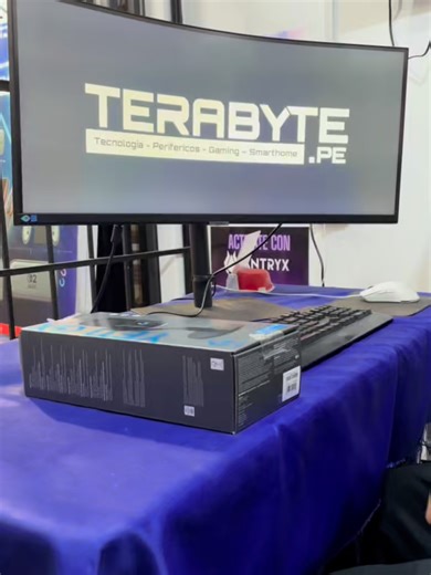 🎙️ Este micrófono dinámico RGB con tecnología LIGHTSYNC ofrece un sonido increíble y personalización visual, ideal para tus juegos o transmisiones. Conéctalo fácilmente a tu PC con su puerto USB y disfruta de una calidad de voz cristalina. 💻🔊 ¡Transforma tu streaming con el Logitech Yeti GX! #ventanilla #streamer #videojuegos #microfono #terabytetechnology