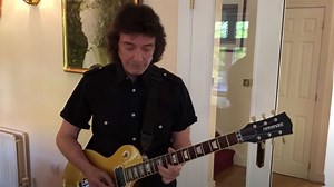 Watch Steve Hackett perform the Firth Of Fifth guitar solo